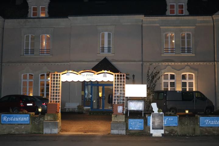Hotel Logis Le Port Saint Aubin Morannes sur Sarthe-Daumeray Exterior foto